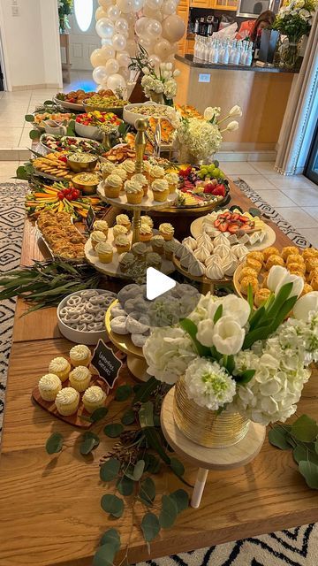 Alex Kamper | Kamper’s Kitchen on Instagram: "Bubbles and pearls to celebrate today’s graduation girlie! 🥂🫧🎓⁣ ⁣ ⁣ ⁣ #kamperskitchen #graduation #party #lunch #graduationparty" Lunch Buffet Ideas Parties, Party Display Ideas, Party Table Ideas, Desert Buffet, Graduation Party Table, Grazing Board, Food Buffet, Lunch Buffet, Party Food Buffet