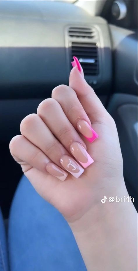 Name Initial Nails, Acrylic Nails With Boyfriends Name, Nails With Initials, Nails Pink Acrylic, Acrylic Nails Pink, Nails Girly, Gambling Art, Short Nail Ideas, Short Pink Nails