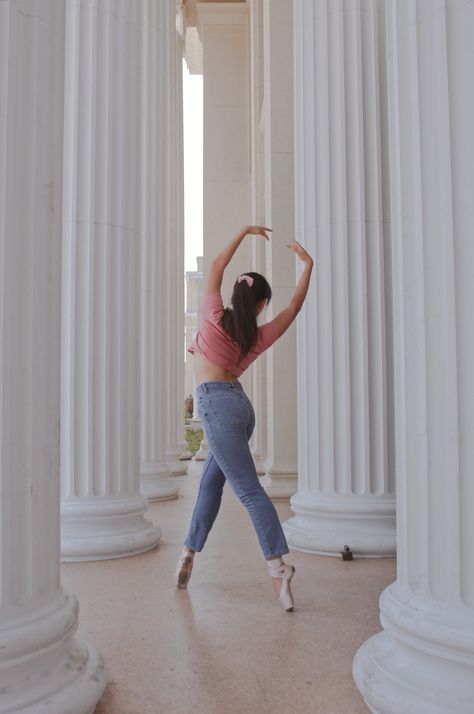 Simple Pointe Poses, Pointe Dance Poses, Ballet Graduation Photos, Easy Pointe Poses, Pointe Senior Pictures, Easy Ballet Poses, Pointe Photoshoot, Pointe Poses, Pointe Shoes Photography