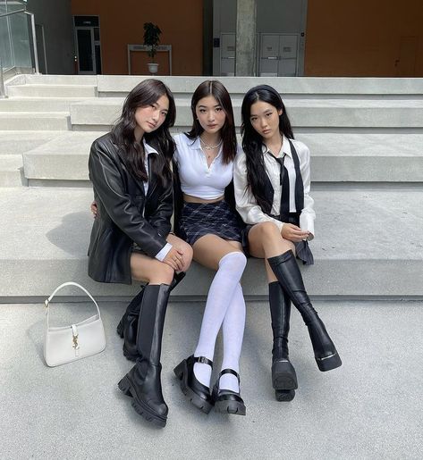 Bff Matching Outfits, Bff Matching, Matching Outfits Best Friend, Aesthetic School, Friend Poses, Friend Outfits, Friend Photoshoot, Korean Outfits, Teen Fashion Outfits