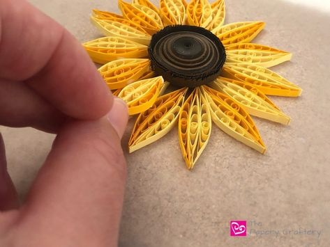 Autumn Quilling, Quilling Patterns Tutorials, Quilling Flowers Tutorial, Flowers Paper Craft, Quilling Comb, Quilling Flower Designs, Neli Quilling, Paper Quilling Tutorial, Sunflower Crafts