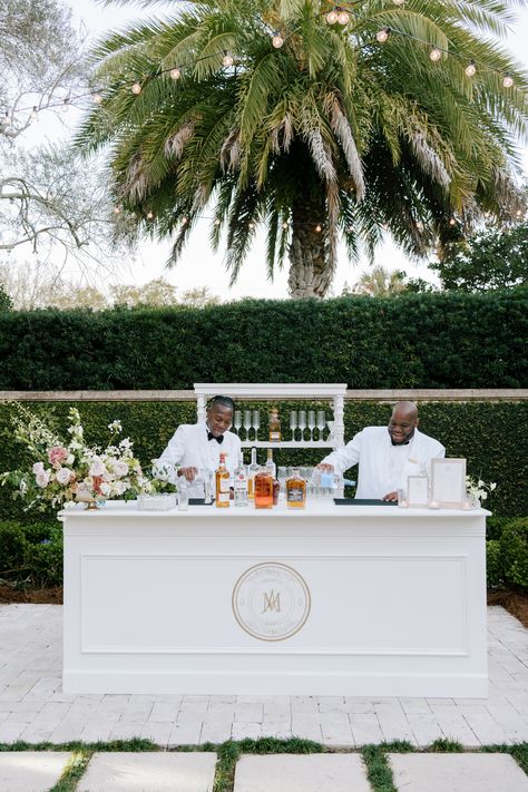 Outside Bar For Wedding, Custom Bar For Wedding, Wedding Bar With Flowers, Wedding Bar Ideas Diy, Bar Cart For Wedding, Wedding Bar Set Up, White Mobile Bar, Drinks Bar Wedding, Bar Set Up For Wedding