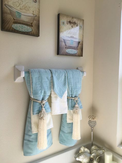 Towel Hanging Ideas, Bathroom Towels Display, Towel Display, Beautiful Bathroom Decor, Towel Folding, Bathroom Decor Themes, Bathroom Towel Decor, Towel Decor, How To Fold Towels