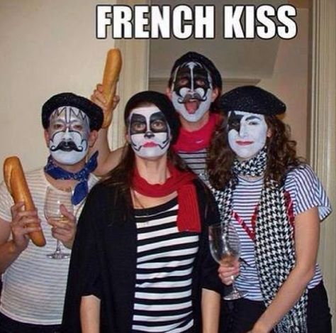 Hahahahaha!!!! Group Costumes, Pun Costumes, Punny Costumes, Kiss Costume, Punny Halloween Costumes, Best Halloween Costumes Ever, Clever Halloween, Clever Halloween Costumes, Homemade Halloween Costumes