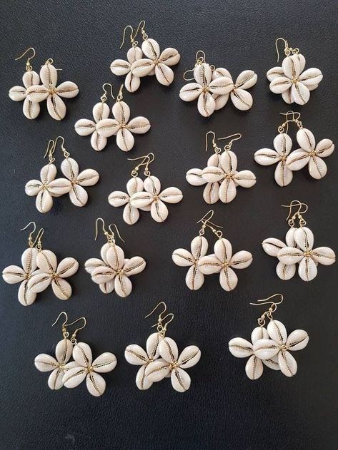 Cowrie Shell Flower, Kori Jewellery, African Beaded Bracelets, Diy Earrings Materials, Cowrie Shell Earrings, Cowrie Shell Jewelry, Diy Earrings Easy, Dope Jewelry Accessories, African Earrings