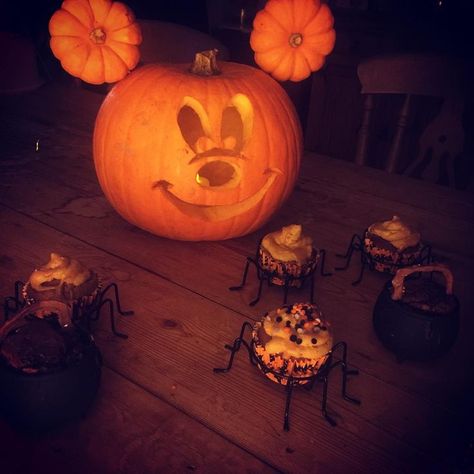 Love a Halloween pumpkin but short of ideas? Here are 24 cute and scary pumpkin carving ideas to try this Halloween. Awesome Pumpkin Carvings, Cute Pumpkin Carving, Mouse Pumpkin, Disney Pumpkin Carving, Scary Halloween Pumpkins, Halloween Pumpkin Carving Stencils, Pumkin Carving, Pumpkin Carving Contest, Mickey Mouse Pumpkin