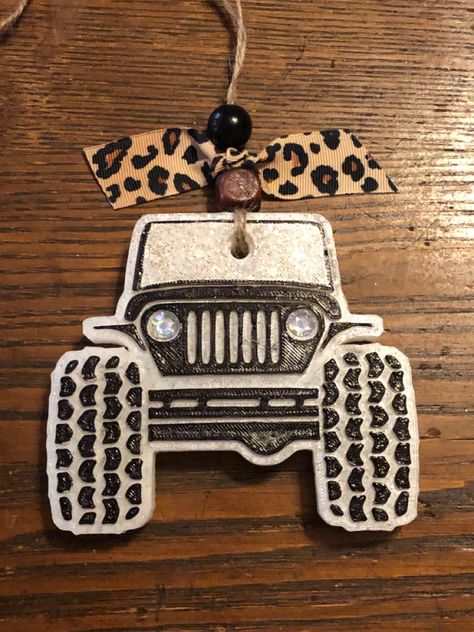 Beer Car Freshies, Jeep Car Freshies Ideas, Jeep Car Freshie, Car Freshie Craft Show Display Ideas, Freshie Decorating, Fall Car Freshies Ideas, Jeep Freshie, Diy Car Freshies, Car Freshies Diy