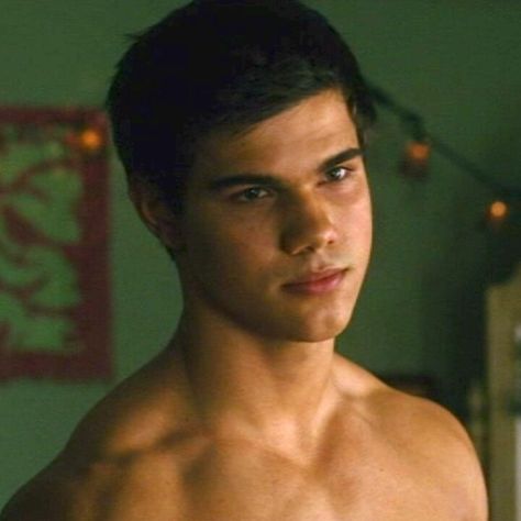 New Moon Fit Celebrities Male, Taylor Lautner Aesthetic, Jacob Black New Moon, Tay Lautner, Bella Swan New Moon, Taylor Lautner Shirtless, Football Anime, Taylor Jacobs, Jacob Black Twilight