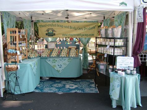 Farmers Market Booth Ideas - Bing Images Craft Booth Design, Market Tent, Farmers Market Booth, Farmers Market Display, Vendor Booth Display, Craft Fair Booth Display, Stall Display, Craft Show Booths, Craft Market Display