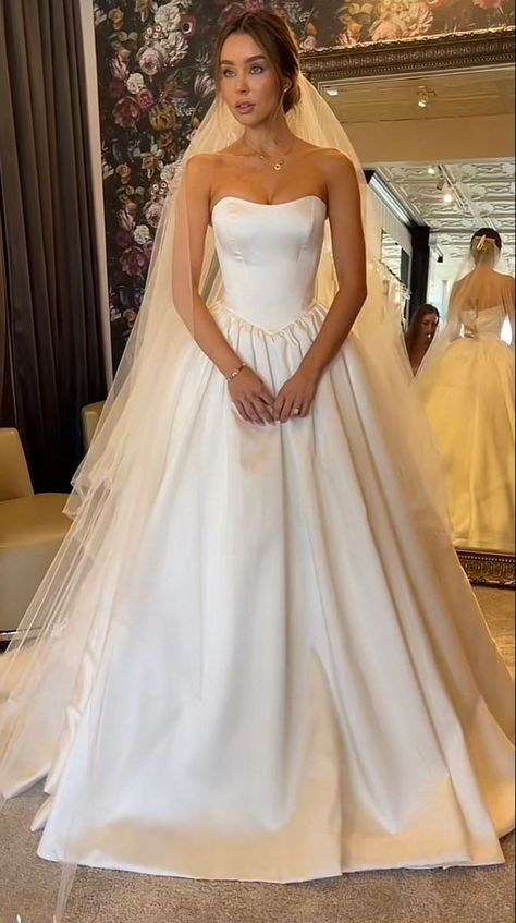 Simple Strapless Ball Gown Wedding Dress, Classic Aline Wedding Dress, V Waist Wedding Dress, Low Waist Wedding Dress, 2025 Wedding Dresses, Classic Wedding Dress Lace, Strapless Ballgown Wedding Dress, Off Shoulder Wedding Dresses, Wedding Dress Top Styles