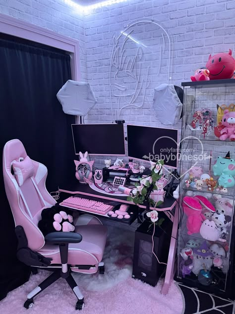 Pink And Black Gaming Setup, Black And Pink Gaming Setup, Goth Gaming Setup, Kuromi Room, Bedroom Gamer, Games Room Inspiration, Kawaii Room Ideas, Pink Games, Otaku Room