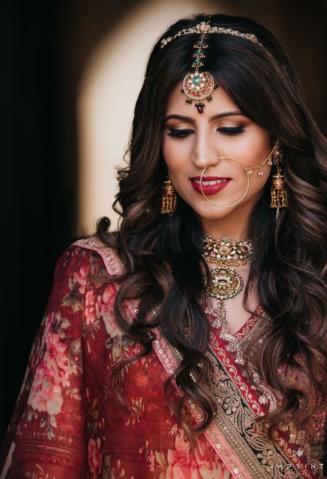 Gorgeous Wedding In The Middle Of A Desert With Only 8 Guests! Kundan Gold Jewellery, Tikka Hairstyle, Brides Jewellery, Hair Stules, Maang Tika, Red Bridal Dress, Matha Patti, Palace Wedding, Middle Part Hairstyles