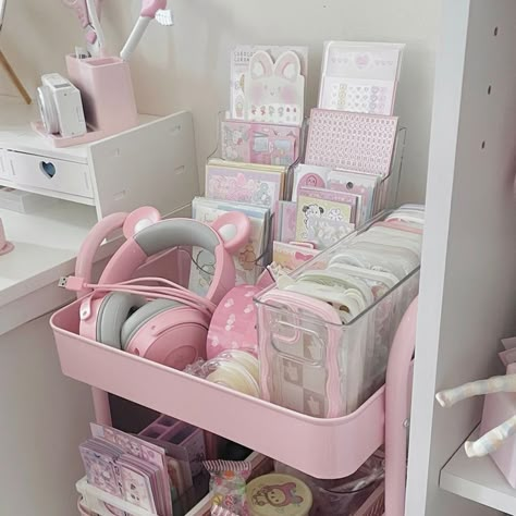 Otaku Room, Desk Inspiration, Desk Inspo, Simple Room, Room Goals, Cute Room Ideas, Room Deco, Desk Ideas, Kawaii Room