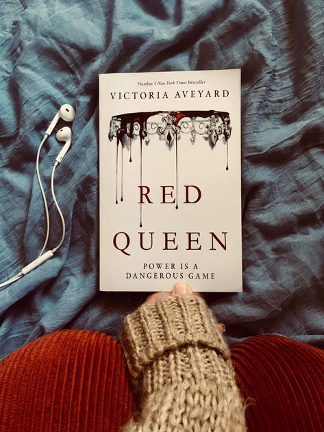 Red Queen Book Cover, Ruby Red Book Fanart, Red Queen Cover, Red Queen Aesthetic Book, Red Queen Book Aesthetic, The Red Queen Book, Red Queen Aesthetic, Red Queen Book, The Red Queen