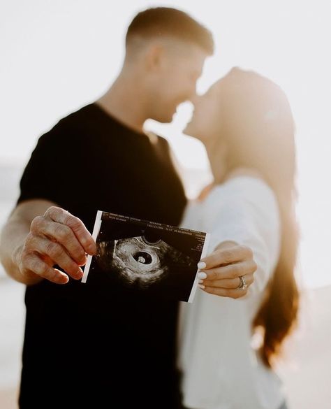 Sonogram Pregnancy Announcement, Pregnancy Announcement Photography, Vom Avea Un Copil, Pregnancy Announcement Pictures, Couple Pose Ideas, Baby Bump Photoshoot, Pregnancy Announcement Photoshoot, Baby Bump Pictures, Baby Announcement Photoshoot