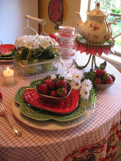 Strawberry Cottage, Strawberry Aesthetic, Strawberry Kitchen, Strawberry Tea, Strawberry Farm, Strawberry Decorations, Red Cottage, Strawberry Patch, Leaf Plates