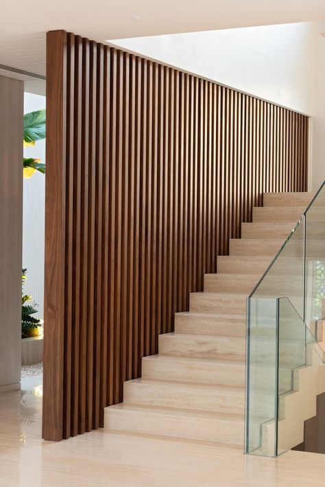 House Stairs Wall Design, Staircase Entrance Design, Wall Panel Design Hallways, Modern Stair Railing Ideas Wood, Mcm Stairs, Home Stairs Design Modern, Stairway Design Ideas, Modern Tropical Architecture, Basement Stair Railing Ideas