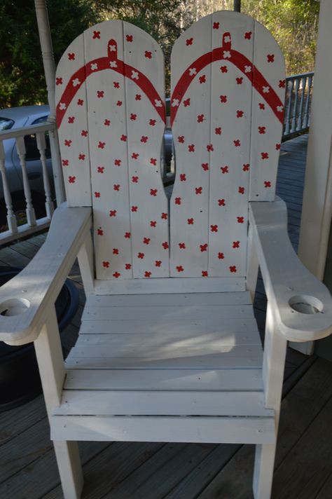 MY VERY OWN FLIP FLOP CHAIR BUILT JUST FOR ME CAUSE I'M A FLIP FLOP KIND OF GIRL~ sonya mitchell Beach Sayings, Pool House Decor, Flip Flop Craft, Painted Things, Painted Stools, Yard Furniture, Beach Furniture, Diy Beach, Painted Chair