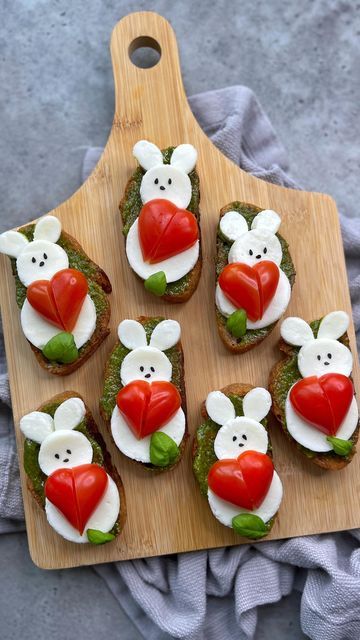 Easter Food Decorations, Charcuterie Boats Ideas, Easter Fingerfood, Bunny Food Ideas, Easter Recipes Appetizers, Easter Appetizers Ideas, Easter Brunch Appetizers, Easter Food Ideas, Easter Buffet