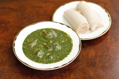 Molokhia or Mulukhiyah is a Sudanese meal made of Molokhia leaves cooked in a meat based soup and eaten with Kisra. Sudan Recipe, Molokhia Recipe, Sudanese Food, Yemeni Food, South Sudanese, Egyptian Food, South Sudan, Chickpea Recipes, Mouth Watering Food