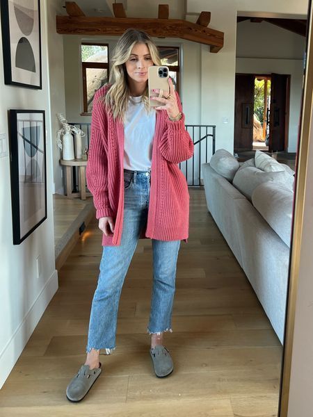 Cardigan T Shirt Outfit, Mom Cardigan Outfits, Free People Mom Style, Call Mom Outfits, Simple Mom Style, Bright Casual Outfits, Friday Teacher Outfit Jeans, Mom Outfits Spring 2024, Cardigan With Tshirt