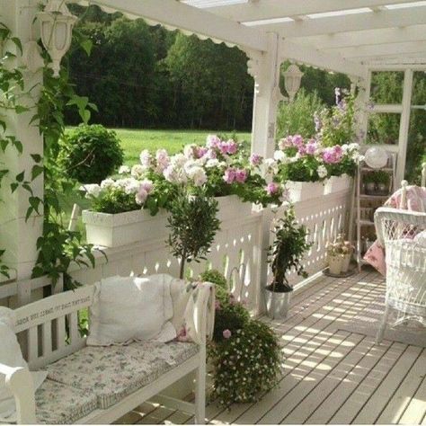 Shabby Chic Outdoor Decor, Shabby Chic Veranda, Shabby Chic Decorating, Shabby Chic Porch, Cottage Porch, Cottage Shabby Chic, Decor Shabby Chic, Decks And Porches, Shabby Chic Cottage