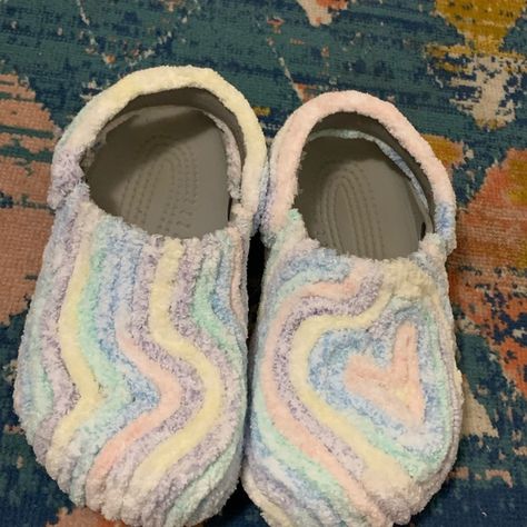 Customized yarn crocs 💕 Diy Yarn Crocs, Yarn Crocs, Crochet Crocs, Crochet Streetwear, Yarn Pants, Yarn Shoes, Yarn Slippers, Yarn Fashion, Fuzzy Shoes