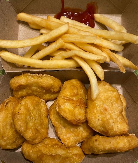 Chicken Nuggets And Fries Aesthetic, High Food Munchies Aesthetic, Mcdonalds Nuggets Aesthetic, Mcnuggets Aesthetic, Nuggets Aesthetic, Mcdonald's Nuggets, Mcdonalds Aesthetic Food, Chicken Nuggets And Chips, Fries And Ketchup