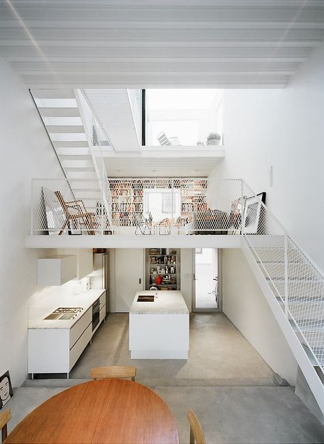 Mezzanine Design, Design Casa Piccola, Bedroom Design Modern, Modern Townhouse, Narrow House, Loft Design, Design Del Prodotto, Tiny House Design, Open Floor