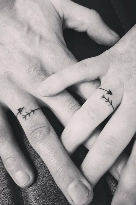 interessante Tattoos für Ehepartner Pfeil Finger Tattoo Meaning, Native American Wedding Rings, Wedding Ring Finger Tattoos, Ring Finger Tattoo, Finger Tattoos For Couples, Ring Tattoo Designs, Couple Tattoos Unique Meaningful, Wedding Band Tattoo, Tattoo Band