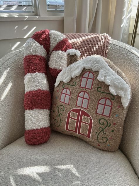 Christmas Decor Astetic, Cute Christmas Decorations For House, Aesthetic Christmas Decor Apartment, Christmas Decoration Apartments, Christmas Pillow Sewing, Cute Christmas Decorations For Bedroom, Aesthetic Christmas Shopping, Room Decor Ideas Christmas, Christmas Aesthetic Home Decor