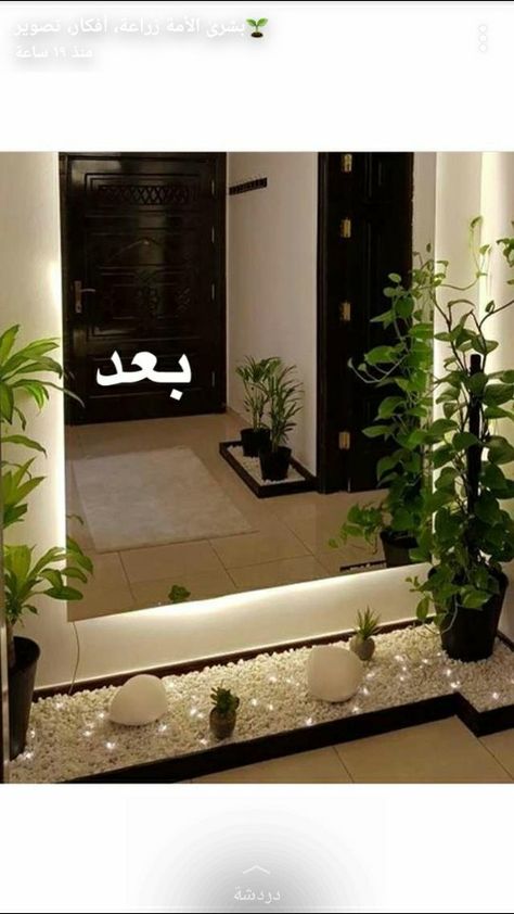 Long Mirror Decorating Ideas Living Room, Long Mirrors In Living Room Ideas, Main Entrance Decor Ideas, Long Mirror Decorating Ideas, Mirror Wall Decor Entrance, Black Living Room Decor, Hal Decor, Deco Nature, Modern Entryway