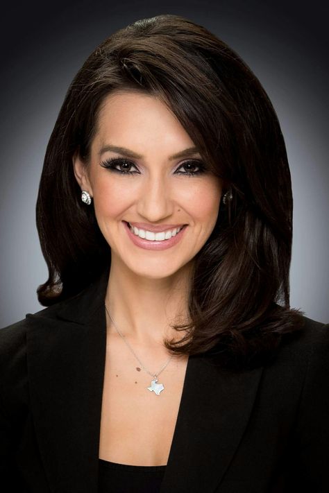 Foto de perfil profissional News Anchor Hair, Realtor Photos, Corporate Headshots Women, Corporate Photoshoot, Business Headshots Women, Business Portraits Woman, Professional Headshots Women, Messy Waves, Professional Haircut