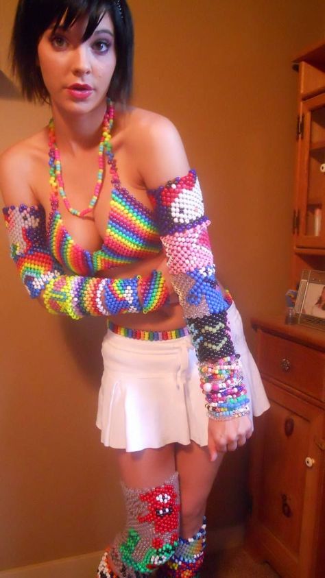 Kandi Top, Scene Kandi, Pulseras Kandi, Diy Kandi Bracelets, Diy Kandi, Kandi Kid, Kandi Ideas, Rave Gear, Kandi Cuff