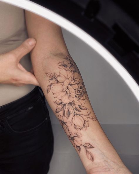 Dainty Flower Tattoos, Lower Arm Tattoos, Inner Arm Tattoos, Forearm Flower Tattoo, Tato Minimal, Tattoos To Cover Scars, Inner Forearm Tattoo, Throat Tattoo, Tattoo Shading