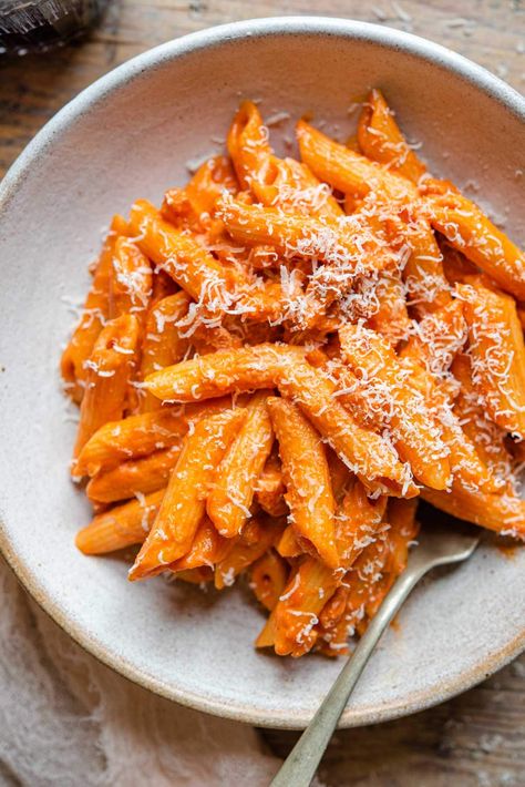 Penne alla Vodka is a super easy pasta recipe that'll leave you licking your plate clean! It's made with penne pasta tossed in a creamy tomato vodka sauce with garlic and pancetta. If a big bowl of comfort food is what you're looking for then this is it! #penne #vodkasauce #pastasauce #Italianrecipes Tomato Vodka Sauce, Penne Alla Vodka, Vodka Pasta, Alla Vodka, Vodka Sauce, Deilig Mat, Easy Pasta Recipes, Easy Pasta, Pasta Recipe