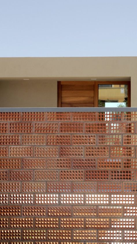 House+for+Pau++Rocio+/+Arnau+Tiñena+Architecture Brick Detail, Brick Art, Architecture Images, Brick Architecture, Brick Facade, Brick Patterns, Brick Design, Fence Design, Brick And Stone