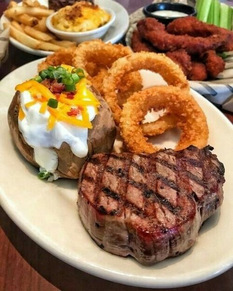 Steak And Baked Potato, Food Goals, Food Plating, Food Obsession, Pretty Food, Food Items, Food Cravings, I Love Food, Amazing Food