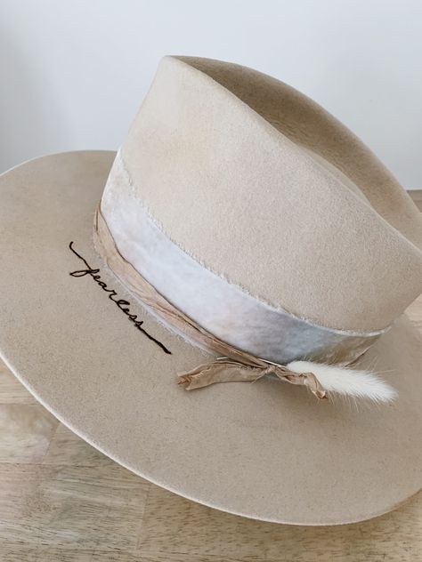 Womens Western Hats Cowgirl Style, White Western Hat, Womens Custom Cowboy Hats, Teresa Foglia Hats, Rustler Hat Co Ideas, Western Hat Ideas, Cowgirl Hat Accessories, Diy Rancher Hat, Fleastyle Hat Bar