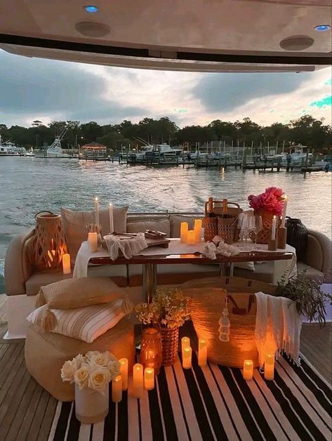 Boat Proposal Decoration, Boat Engagement Party, Yacht Party Decor, Boat Dinner Ideas, Boat Bday Party, Boat Party Decor, Yacht Decorating Ideas Party, Romantic Boat Date, Boat Decorating Ideas Party