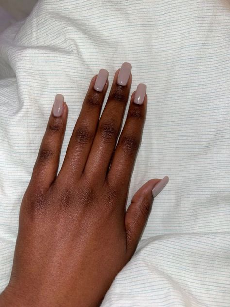 Gel Nails Dark Skin 17 Ideas: Embrace Your Beautiful Skin Tone - women-club.online Simple Nail Art For Dark Skin, Simple Nails On Dark Skin, Short Classy Nails Black Women, Black Women Short Nails, Short Gel Nails Black Women, Gel Nails Dark Skin, Classy Nails Black Women, Nails On Dark Skin Hands, Gel Nails Dark