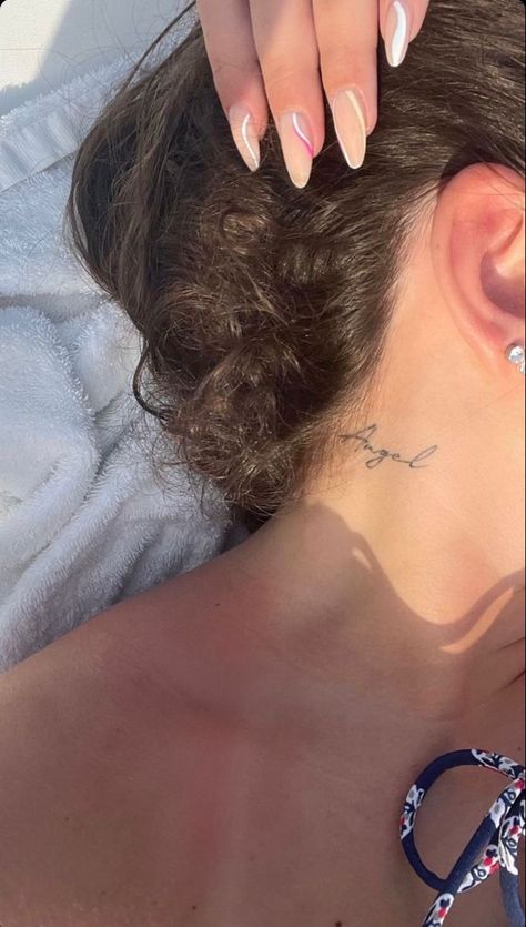 Small Tattoos Behind Ear, Tattoos On The Shoulder, Small Tattoos On Bum Cheek, Dainty Small Tattoos, Small Tattoo Ideas For Women, Small Tattoos For Women, Behind Ear Tattoos, Small Girly Tattoos, Neck Tattoos Women