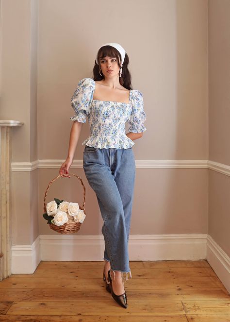 Feminine Aesthetic Outfits, Floral Top Outfit, Ruffle Tops Outfit, Olivia Rose, Look Formal, Romantic Outfit, Elegante Casual, Princess Outfits, Floral Outfit