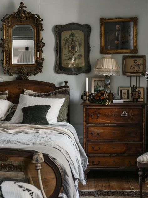 Bedroom Victorian Modern, Old Victorian Bedroom Aesthetic, Victorian Cottage Bedroom, 1800 Bedroom, House Ideas Vintage, 1930s Bedroom Ideas, Vintage Victorian Bedroom, Dark Wood Furniture Bedroom, Vintage Cozy Bedroom