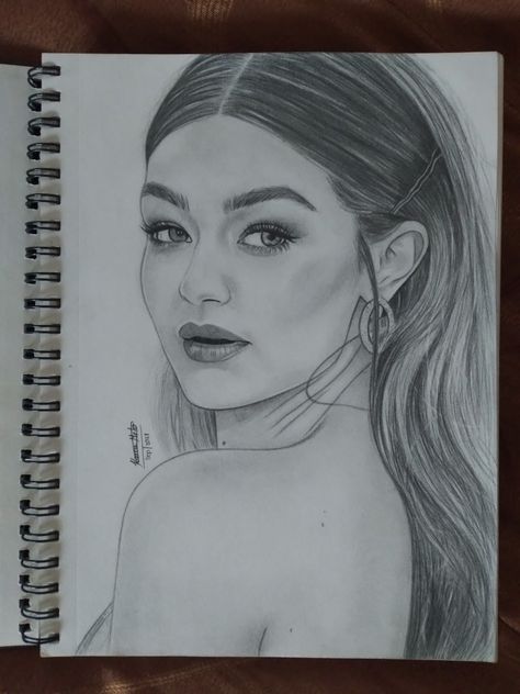 Celeb Drawings Realistic, Gigi Hadid Sketch, Celebrity Portraits Drawing Sketch, Gigi Hadid Drawing, Celebrity Drawings Pencil Sketch, Celeb Sketches, Celeb Drawings, Portraits Sketch, Realistic Face Drawing