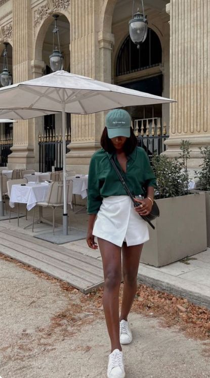 Italy Fashion Spring 2024, Skort Outfit Spring, Skorts Skirts Outfit Summer, White Skort Outfit Ideas, Summer Skort Outfit, Amsterdam Outfit Summer Street Styles, Nyc Summer Outfits 2024, Zara Skort Outfit, Skorts Skirts Outfit