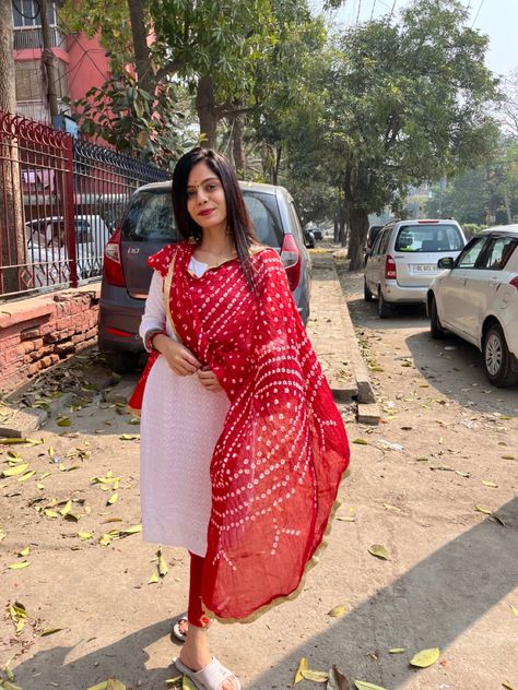 Red And White Kurti Design, Kurti Leggings Outfit, Leggings And Kurti, Bandhani Chudidar Designs, White Kurti Styling Ideas With Dupatta, White Kurta With Red Dupatta, Kurti Leggings Style, White Anarkali Dress With Red Dupatta, White Dress With Red Dupatta