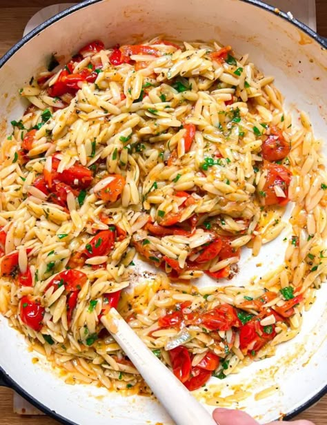 Tomato Orzo Pasta, Orzo Dinner Recipes, Orzo Dinner, Vegan Orzo, Tomato Orzo, Orzo Pasta Recipes, How To Cook Orzo, Orzo Recipes, Dried Basil