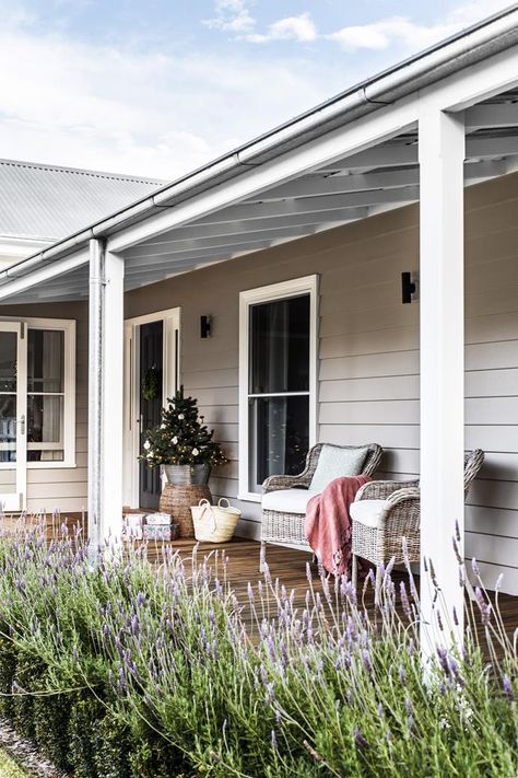 Country Cottage Christmas, Hampton Style House, Marble Benchtop, Weatherboard House, Provincial Home, Exterior Christmas, Christmas Decorating Ideas, Cottage Exterior, Farm Cottage