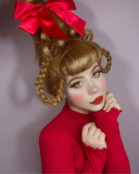 CINDY LOU WHO ❤️@twiggybraindead #ChristmasMakeup| Be inspirational ❥|Mz. Manerz: Being well dressed is a beautiful form of confidence, happiness & politeness Christmas Character Costumes, Whoville Costumes, Cindy Lou Who Hair, Cindy Lou Who Costume, Whoville Hair, Seussical Costumes, Grinch Costumes, Christmas Eye Makeup, Grinch Christmas Party